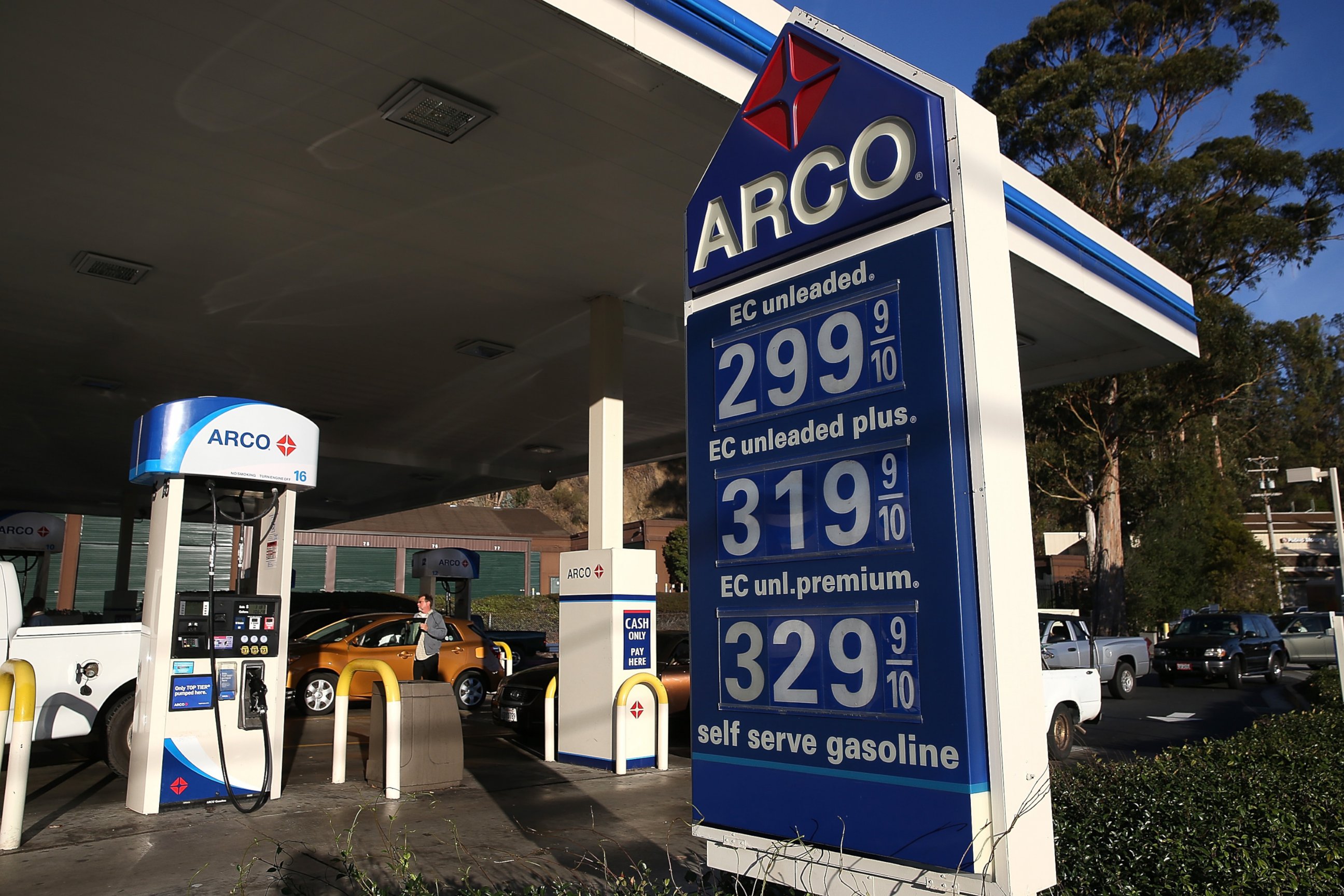 PHOTO: Gas prices are displayed at an Arco gas station on Oct. 27, 2014 in Mill Valley, Calif.