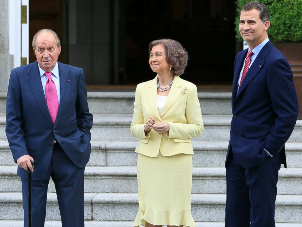 PHOTO: Spanish Royals King Juan Carlos and Queen Sofia and Prince Felipe at Zarzuela Palace on May 28, 2014 in Madrid, Spain.