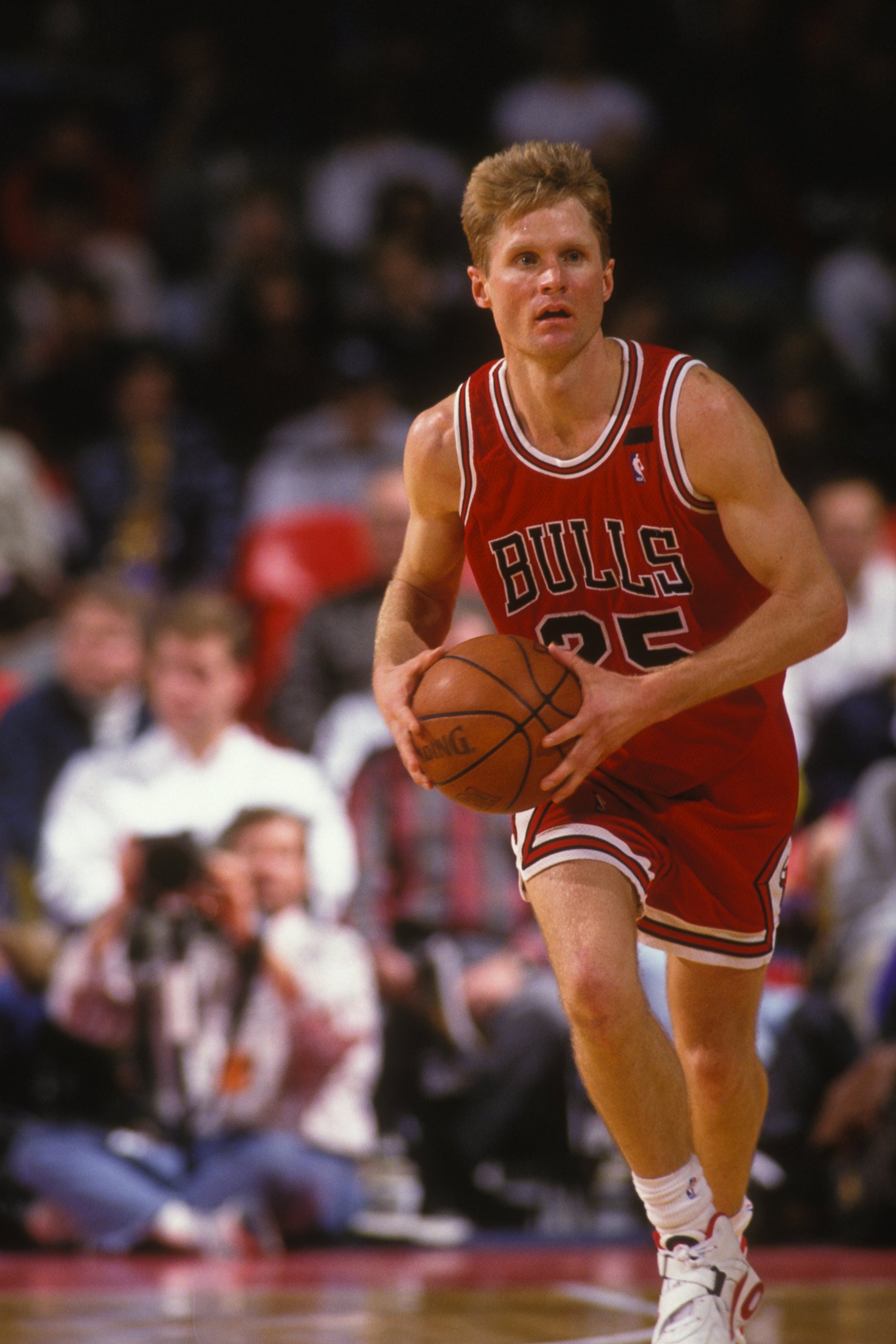 PHOTO: Steve Kerr #25 of the Chicago Bulls dribbles the ball up court during a NBA basketball game against the Washington Bullets at USAir Arena on March 1, 1996 in Landover, Maryland.  