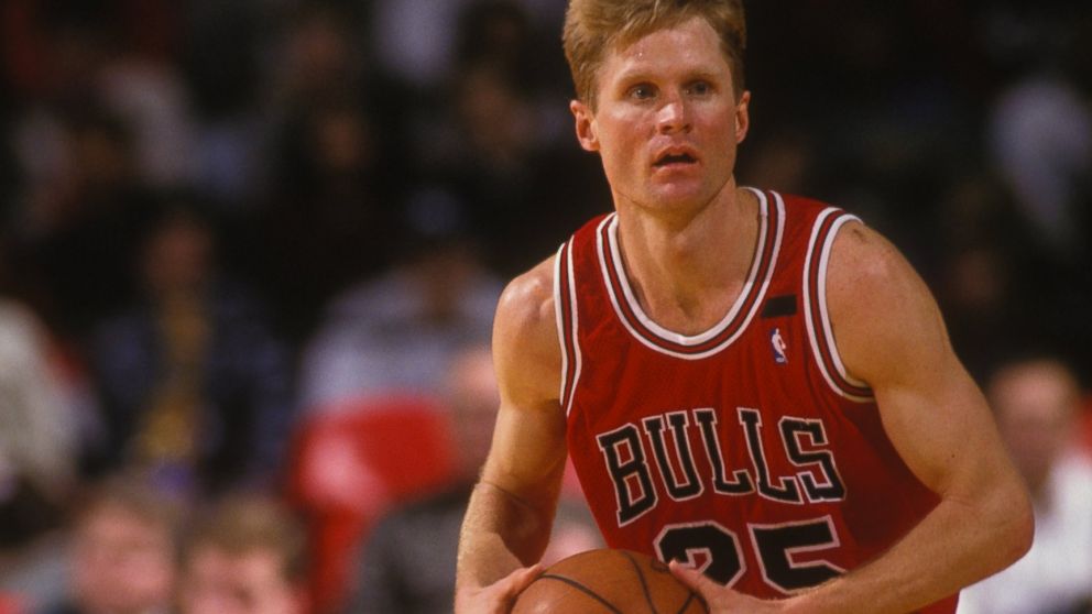 PHOTO: Steve Kerr #25 of the Chicago Bulls dribbles the ball up court during a NBA basketball game against the Washington Bullets at USAir Arena on March 1, 1996 in Landover, Maryland.  