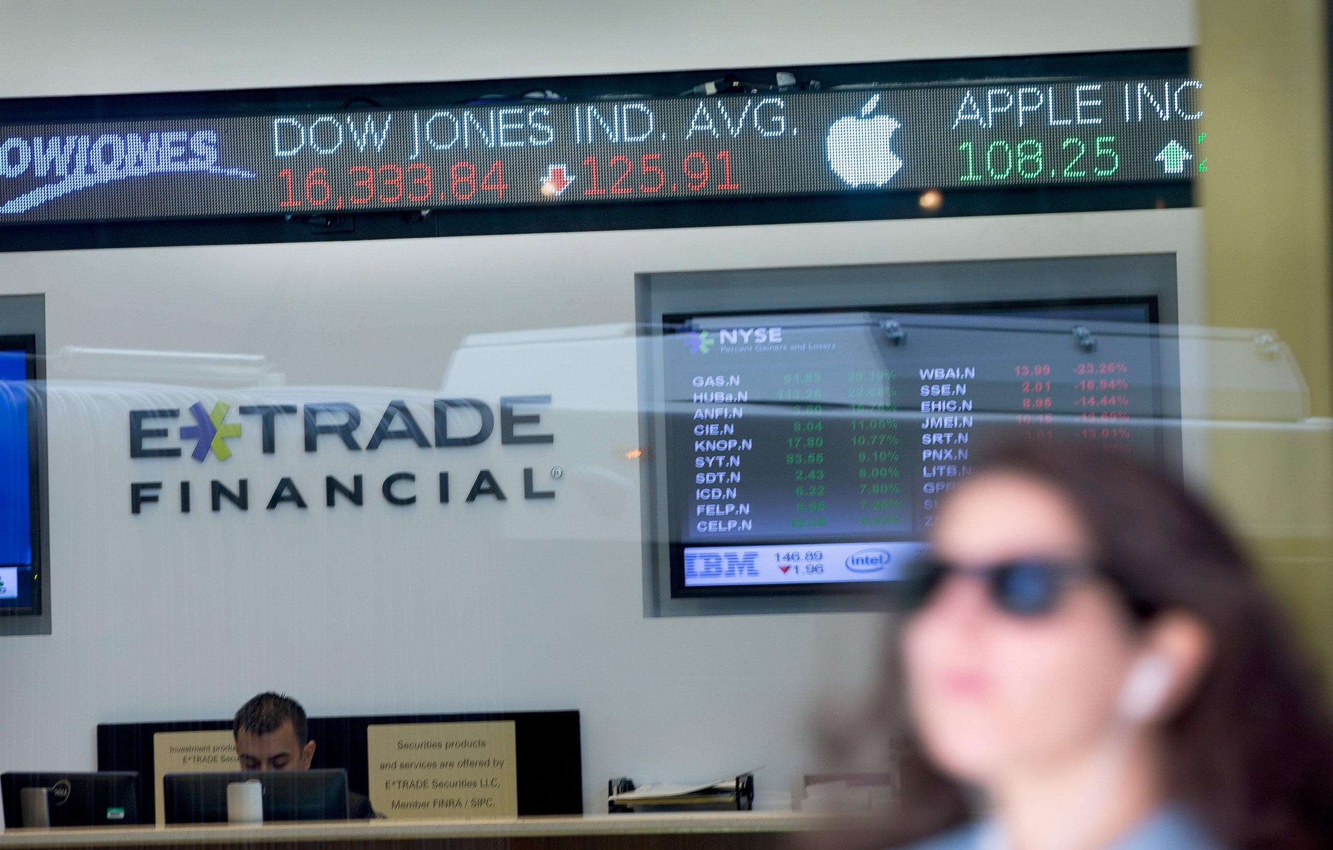 PHOTO: Stock prices are flashed across a screen in the lobby of an E-Trade branch on Aug. 24, 2015 in Chicago.