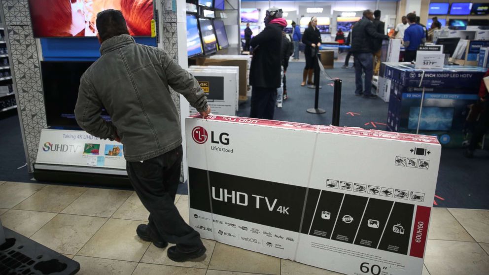 PHOTO: People shop for electronics on Black Friday, Nov. 25, 2016 at a mall in Brooklyn, NY.