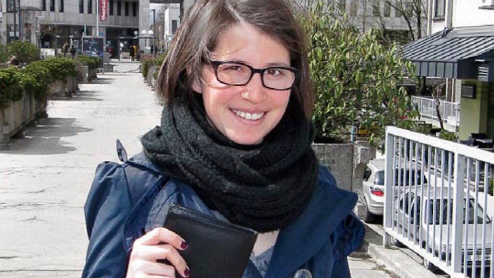 PHOTO: Manca Smolej holding 'dropped' wallet