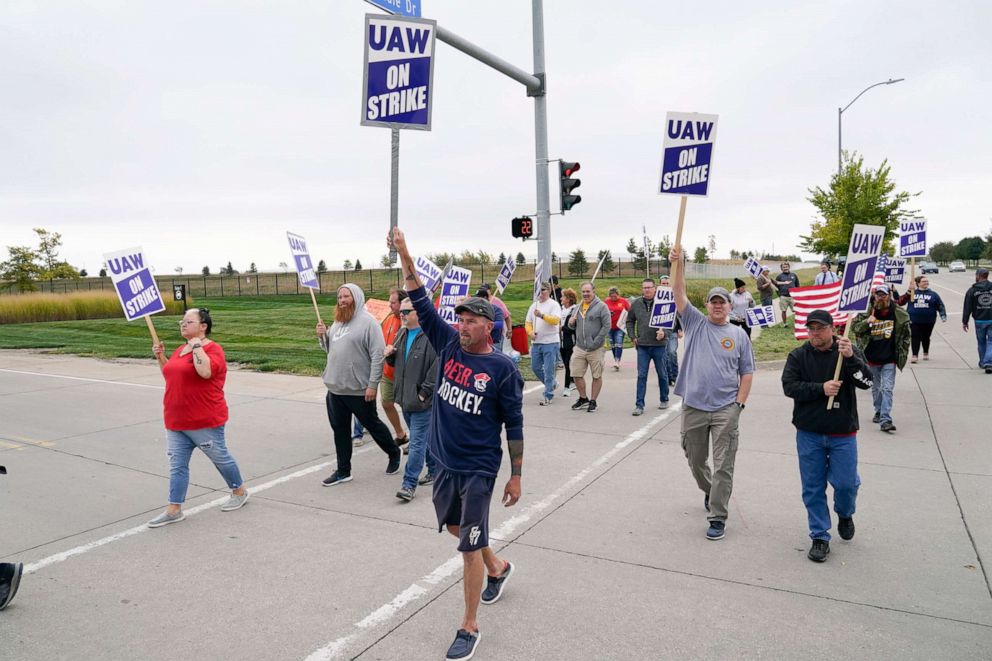 FOTO: Miembros de United Auto Workers hacen huelga frente a una planta de John Deere el 20 de octubre de 2021 en Ankeny, Iowa.