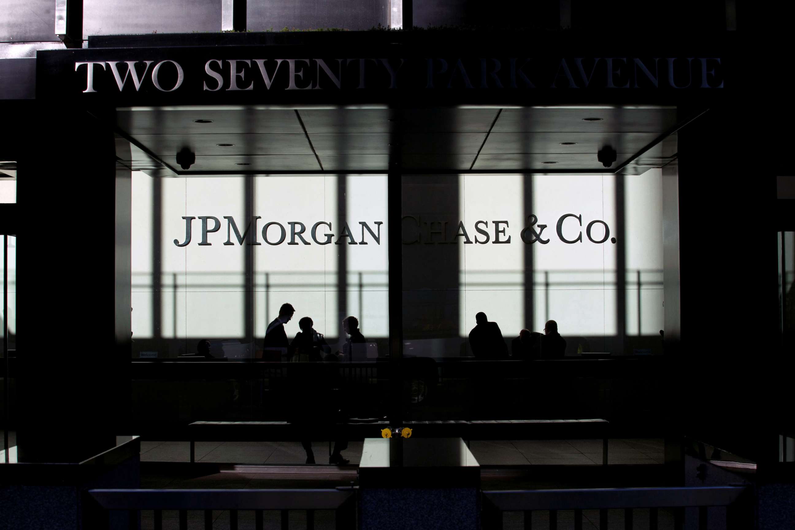 PHOTO: People walk inside JP Morgan headquarters in New York, Oct 25, 2013.