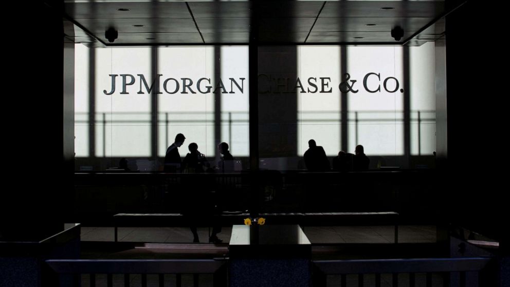 PHOTO: People walk inside JP Morgan headquarters in New York, Oct 25, 2013.