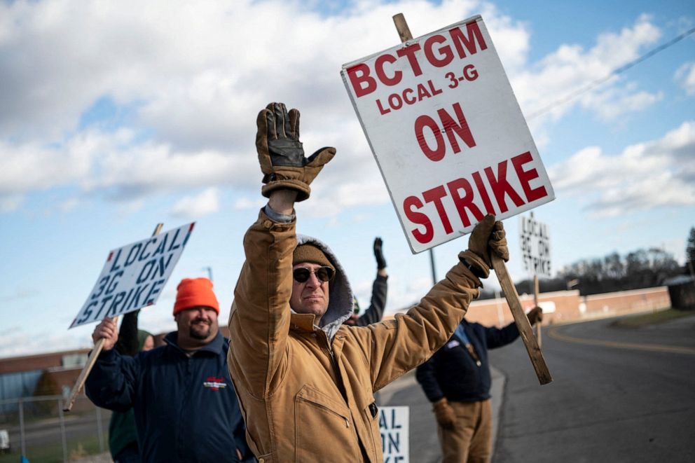 PHOTO: First shift worker Brian Madsen pickets Kellogg Co. at the Porter Street plant in Battle Creek, Mich., Dec. 2, 2021.