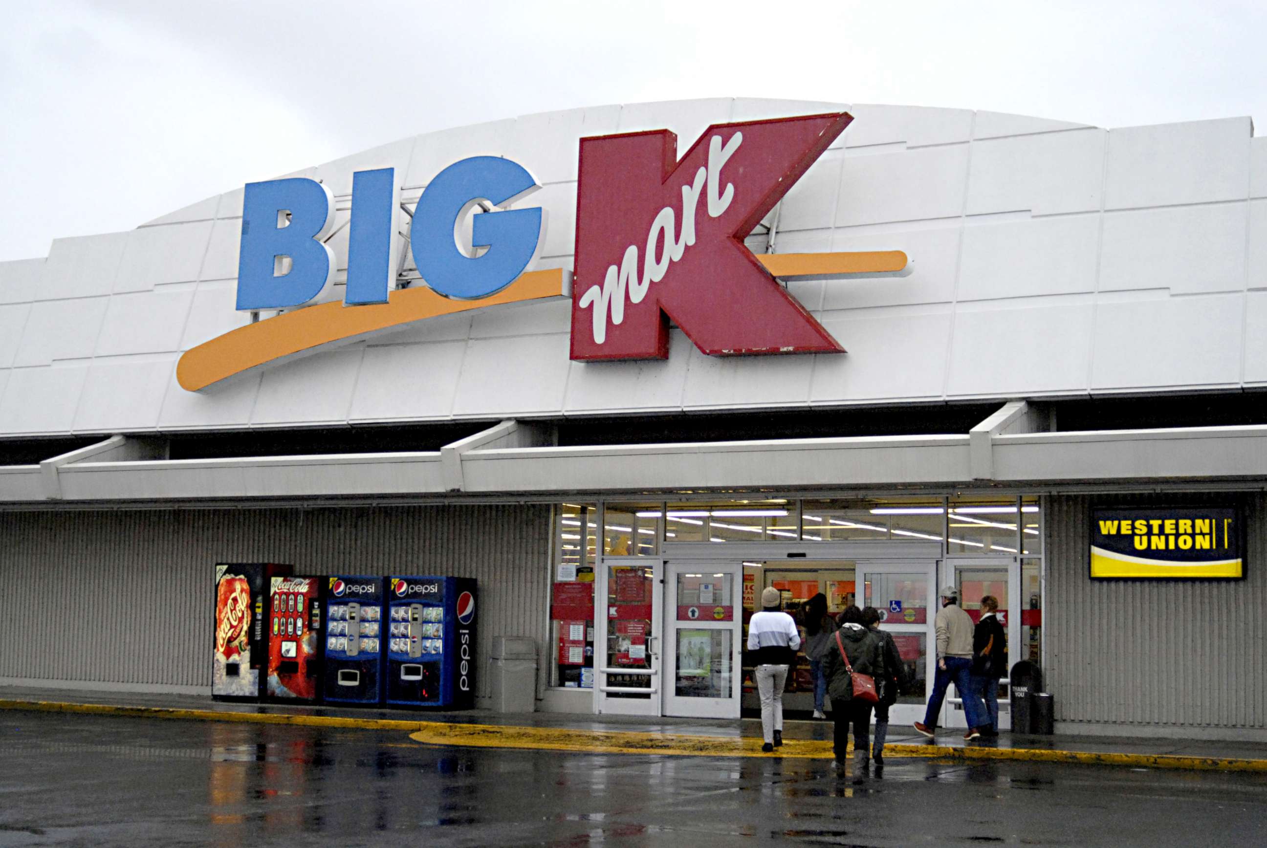 PHOTO: Shoppers enter a Big Kmart store, Dec. 28, 2011, in Lewiston Idaho. 