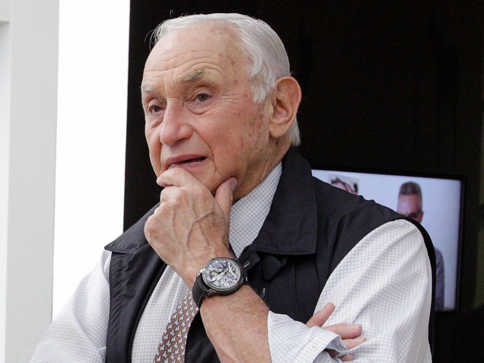 PHOTO: Retail mogul Leslie Wexner speaks at the Wexner Center for the Arts in Columbus, Ohio, Sept. 19, 2014.