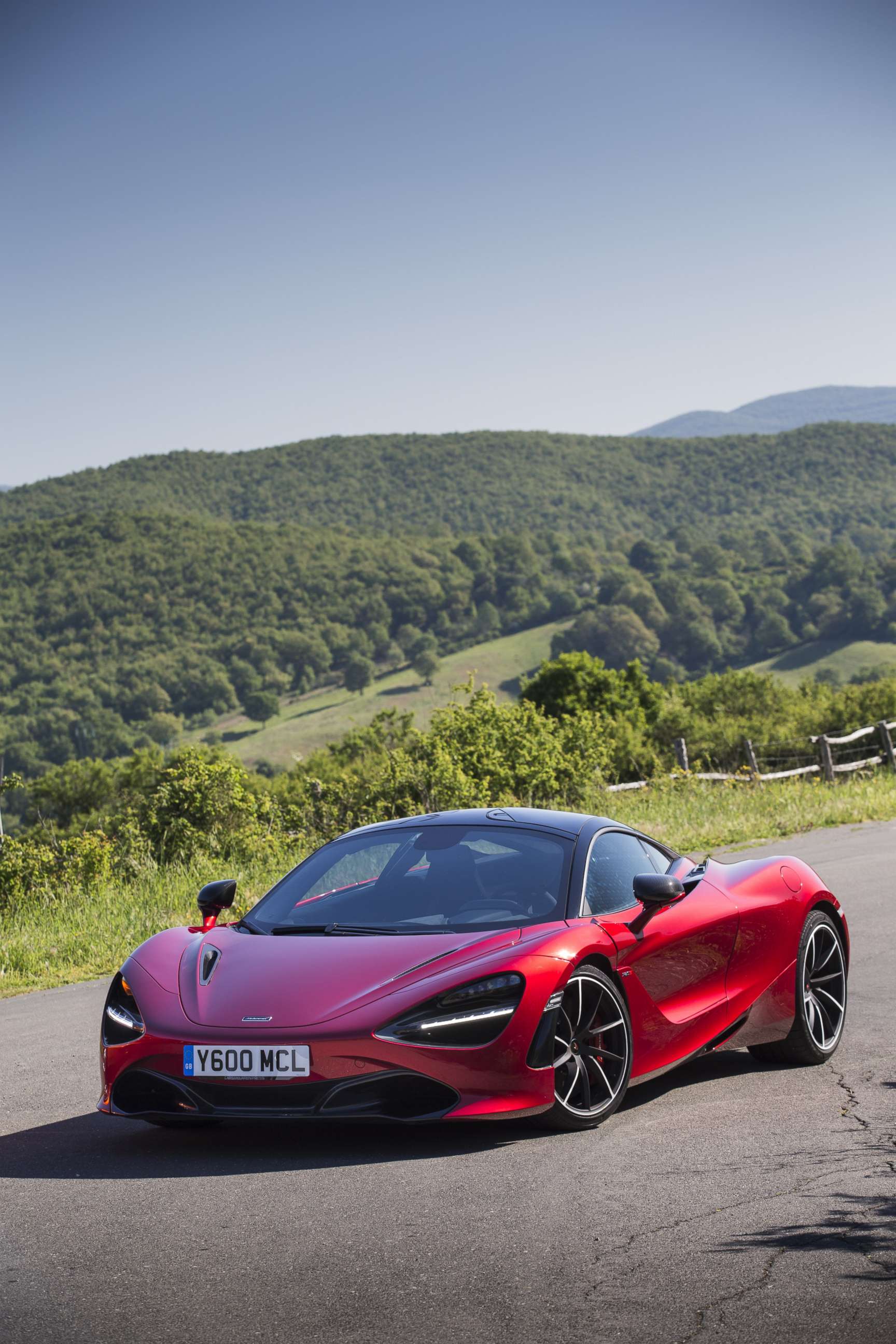 PHOTO: McLaren 720S