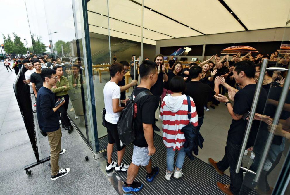 PHOTO: Fans line up for the debut of the latest iPhones an Apple Store in Hangzhou,  China, Sept. 21, 2018. 