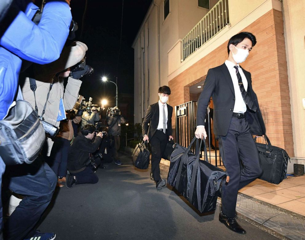 PHOTO: Officials from the Tokyo District Public Prosecutors Office carry bags after raiding the Tokyo residence of former Nissan chairman Carlos Ghosn in Tokyo, Jan. 2, 2020. 
