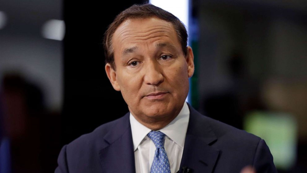PHOTO: Oscar Munoz is interviewed on the floor of the New York Stock Exchange in this Jan. 24, 2018 file photo.