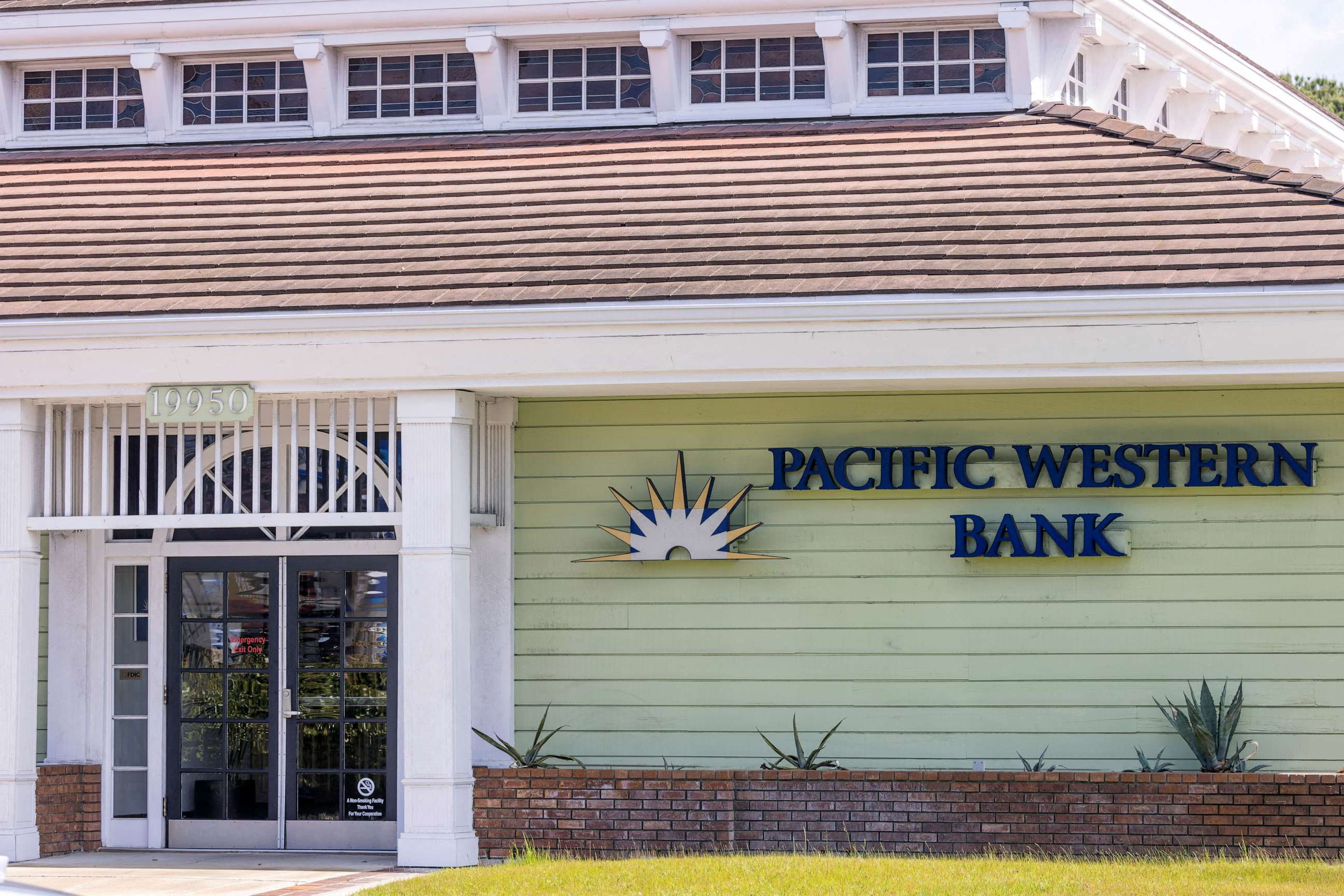 PHOTO: Pacific Western Bank in Huntington Beach, California.