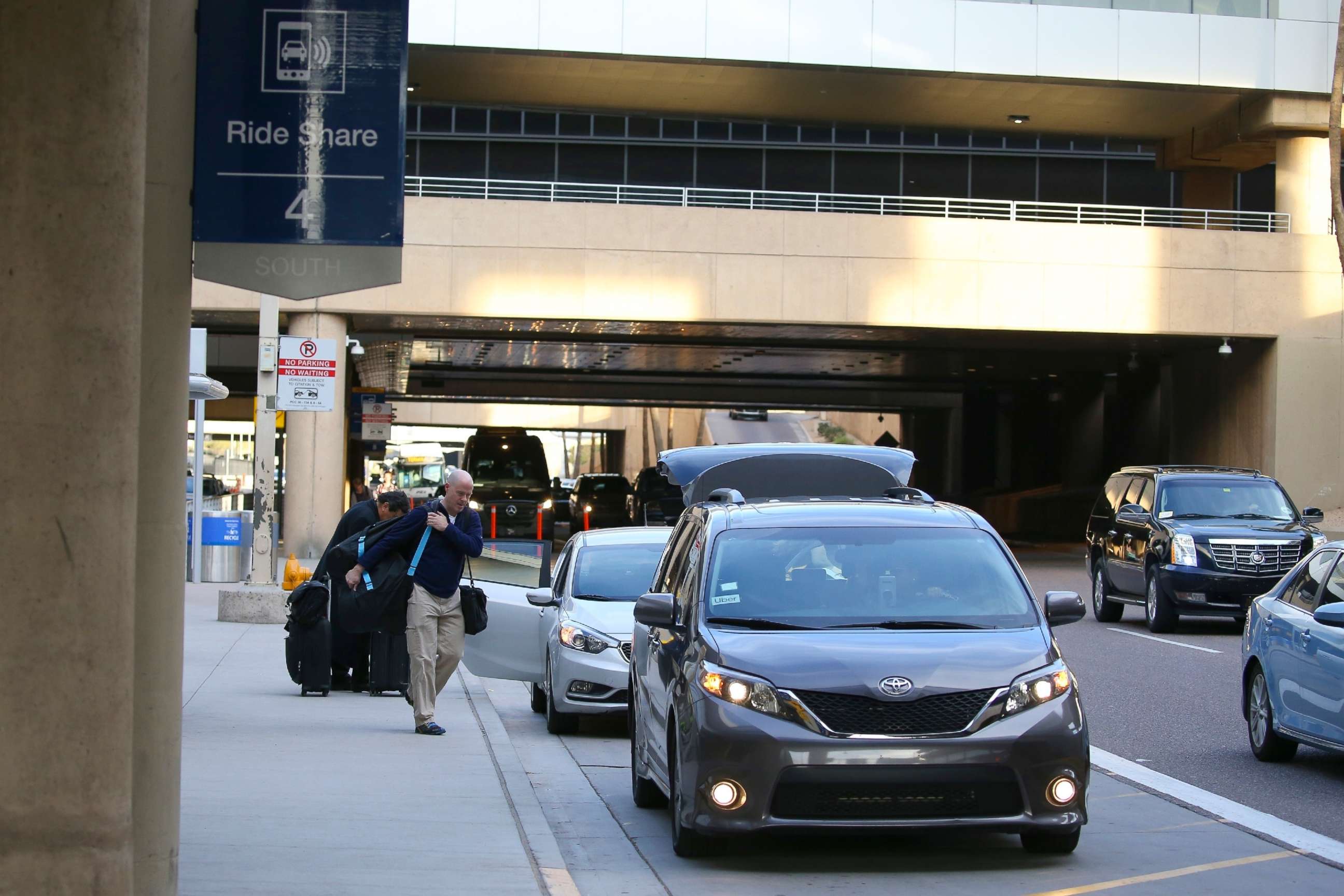 PHOTO: Passengers find their rides at the Ride Share point as they exit Phoenix Sky Harbor International Airport in Phoenix, Dec. 17, 2019.