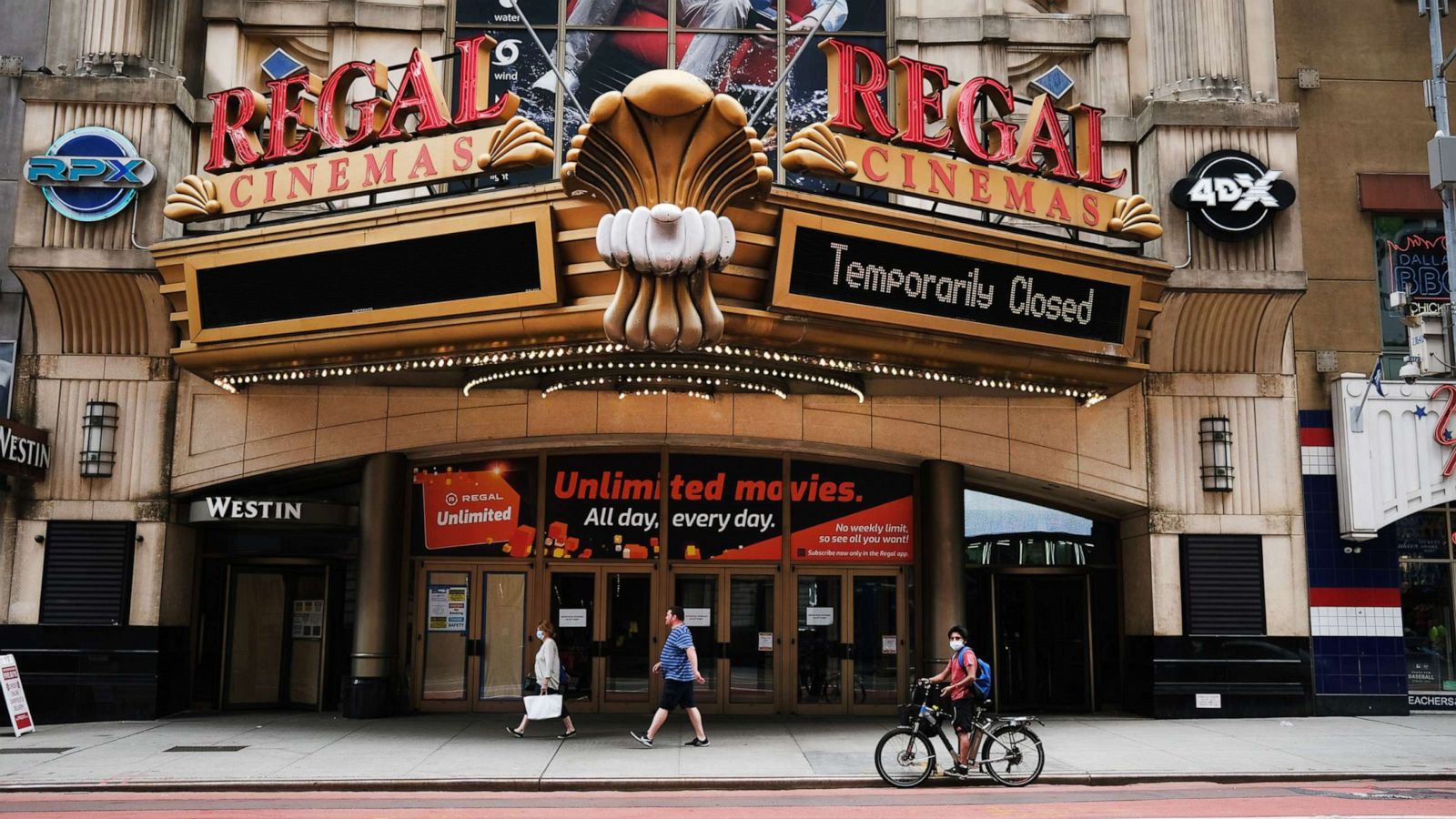 Regal Cinemas to temporarily shutter all US theaters as pandemic rages on - ABC News