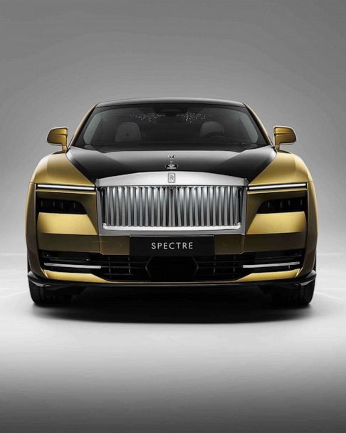 Thương hiệu xe hơi sang trọng Rolls-Royce Spectre luôn thu hút mọi ánh nhìn vì sự tinh tế và đẳng cấp. Xem hình ảnh liên quan để thấy chiếc xe đẳng cấp này. 