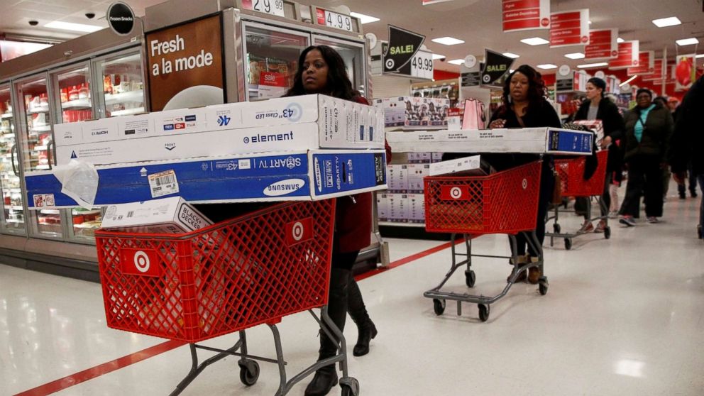 PHOTO: Shoppers take advantage of Black Friday sales at a Target store in Brooklyn New York, Nov. 25, 2016. 