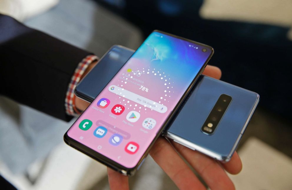 PHOTO: The wireless power charging feature for the new Samsung Galaxy S10 smartphones is demonstrated during a product preview in San Francisco, Calif., Feb. 19, 2019. 