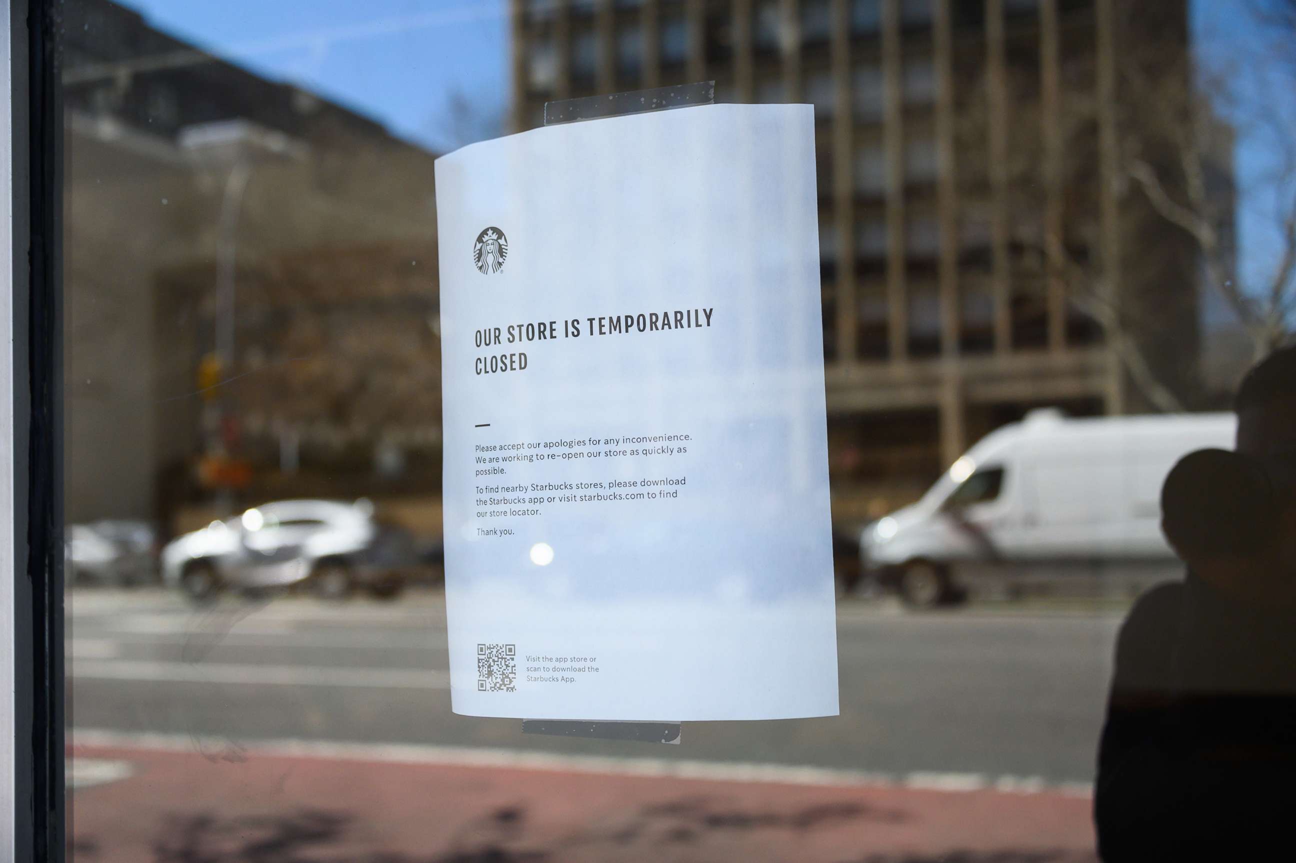 PHOTO: A view of a note posted outside Starbucks in Kips Bay as the coronavirus continues to spread across the United States, March 27, 2020, in New York.