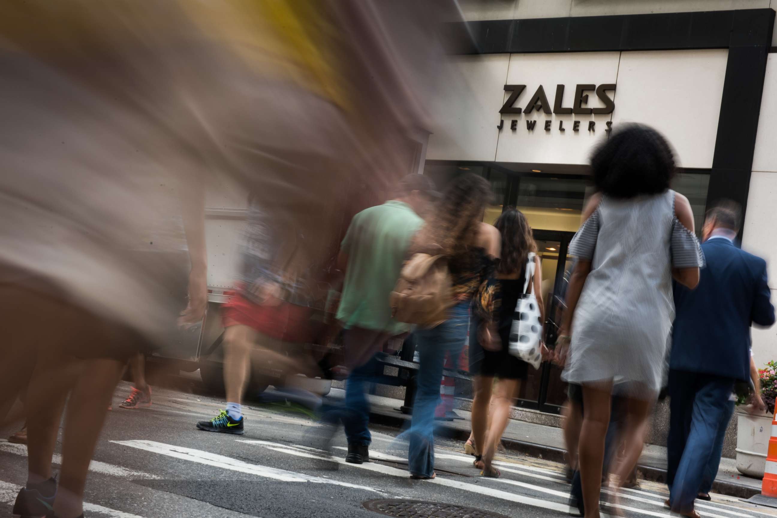 PHOTO: Pedestrians pass in front of a Zales Jewelers store, a subsidiary of Signet Jewelers Ltd., in New York, Aug. 23, 2017. 