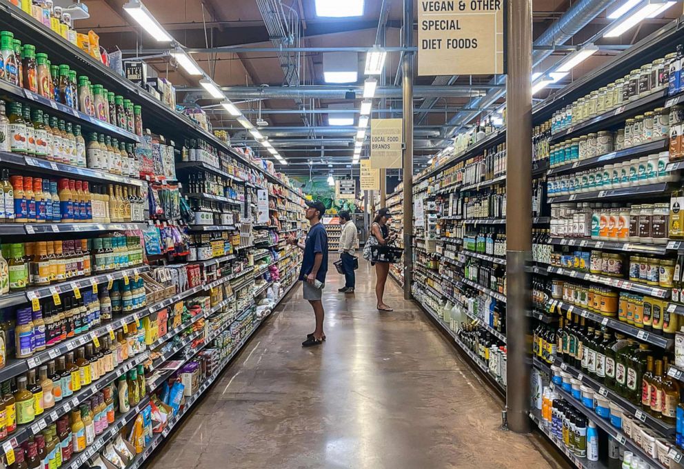 FOTO: cilvēki iepērkas lielveikalā Santamonikā, Kalifornijā, 2022. gada 13. septembrī.