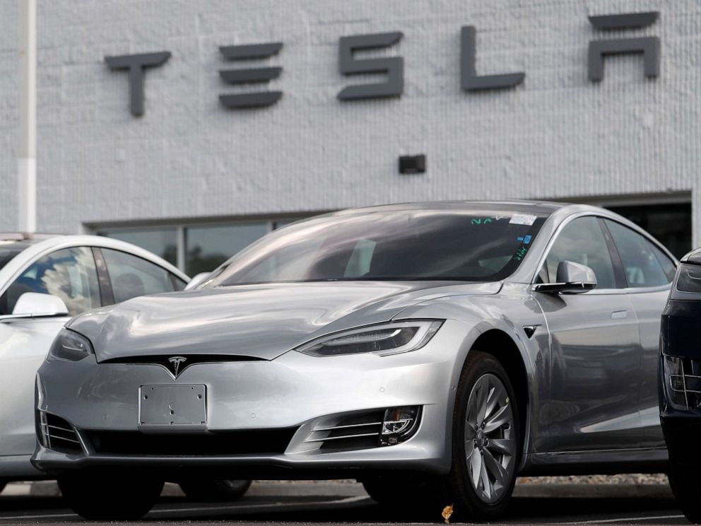 PHOTO: A Tesla 2018 Model 3 sedans sits on display outside a Tesla showroom in Littleton, Colo., July 8, 2018.