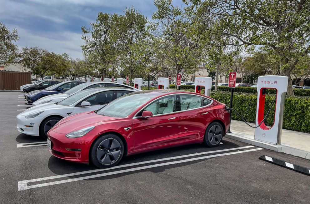 PHOTO: EV cars are lined up to charge their batteries in an outdoor public facility located north of Santa Barbara in Goleta, Calif., on Feb.21, 2022.