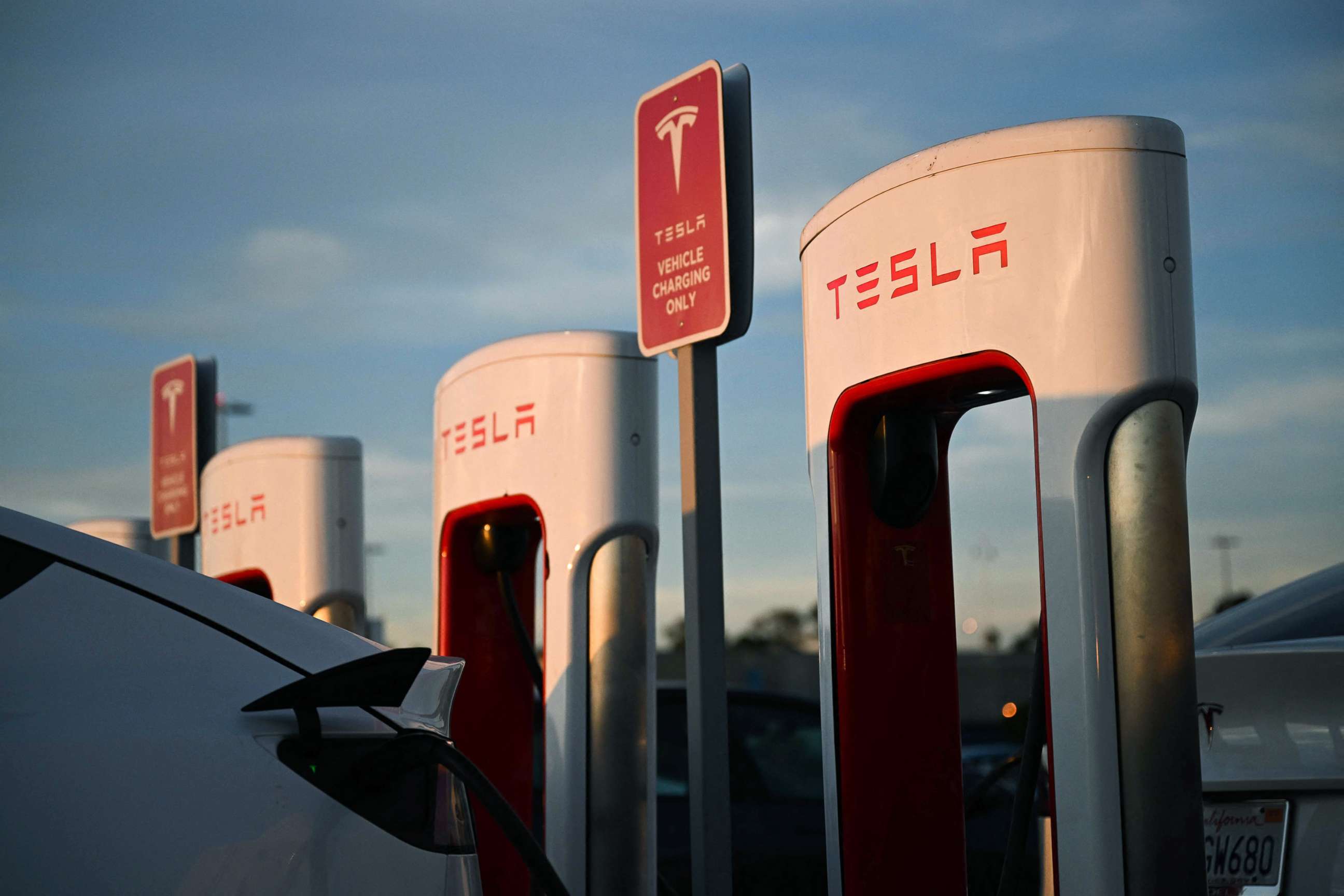 PHOTO: Electric vehicles charge at Tesla supercharger location in Hawthorne, Calif., Aug. 9, 2022.