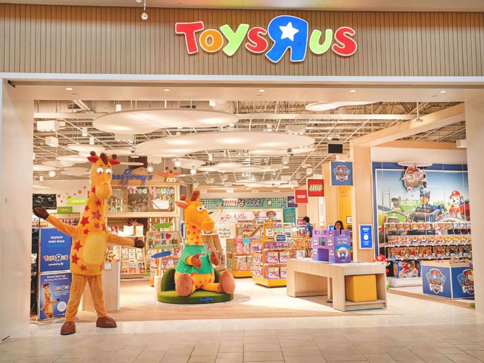 uklar repertoire Bermad Toys 'R' Us is back: Iconic retailer reopens in New Jersey after closing  all stores in 2018 - ABC News