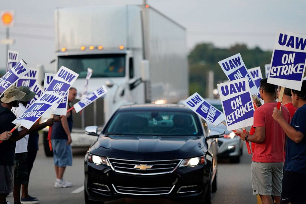 PHOTO: General Motors assembly workers picket outside the General Motors Bowling Green plant during the United Auto Workers (UAW) national strike in Bowling Green, Kentucky, Sept. 17, 2019.