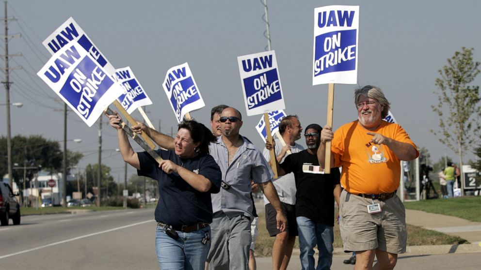 Photo of Die UAW bereitet einen Streik gegen die drei großen Autohersteller vor, falls bis Mitternacht keine vorläufige Einigung erzielt wird