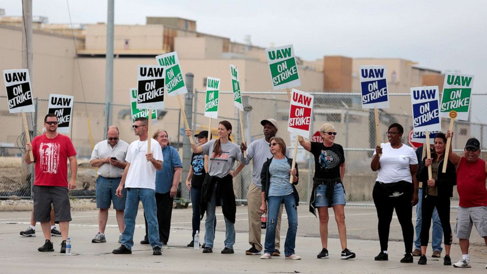PHOTO: General Motors assembly workers picket outside the General Motors Flint Assembly plant during the United Auto Workers (UAW) national strike in Flint, Mich., September 16, 2019.