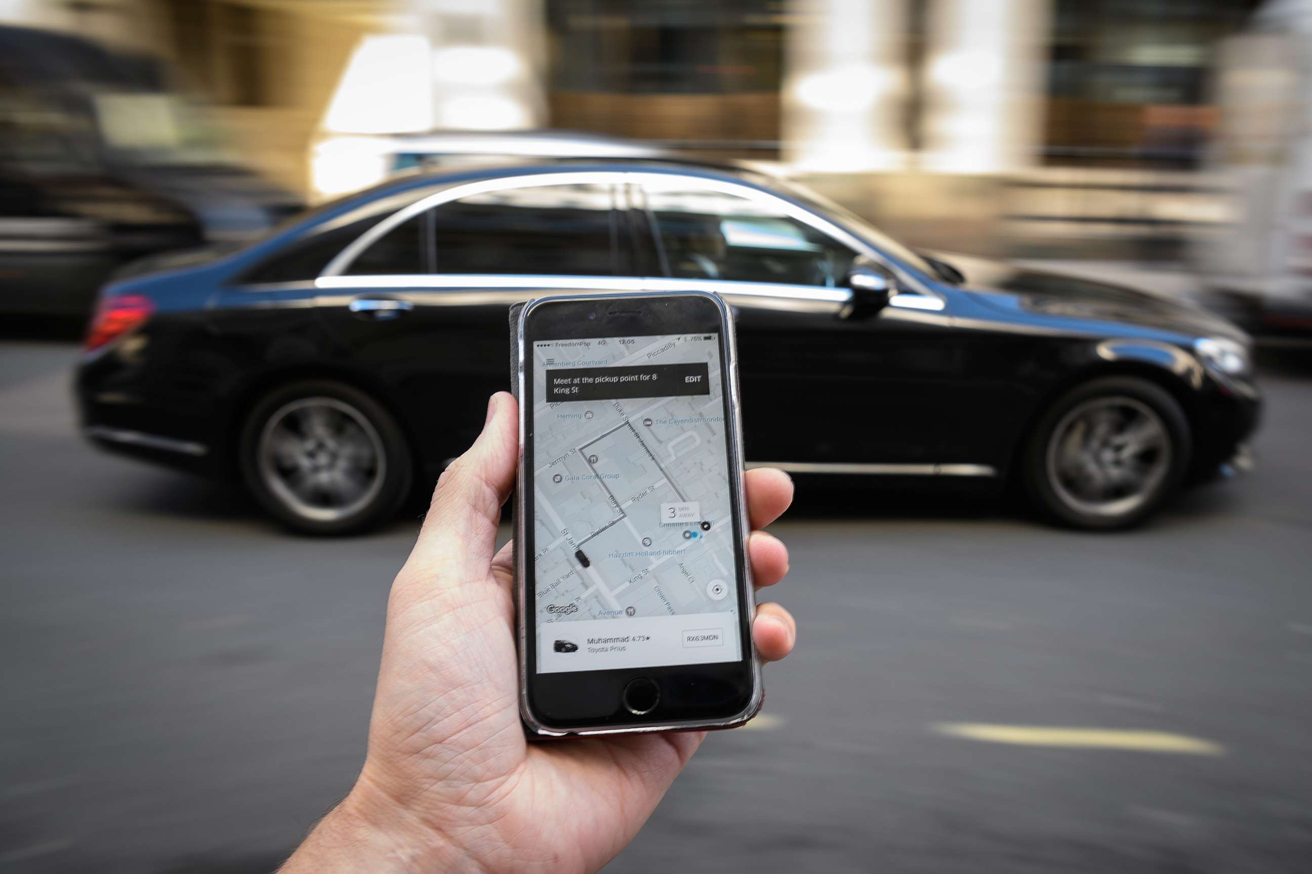 PHOTO: A phone displays the Uber app on Sept. 22, 2017, in London.