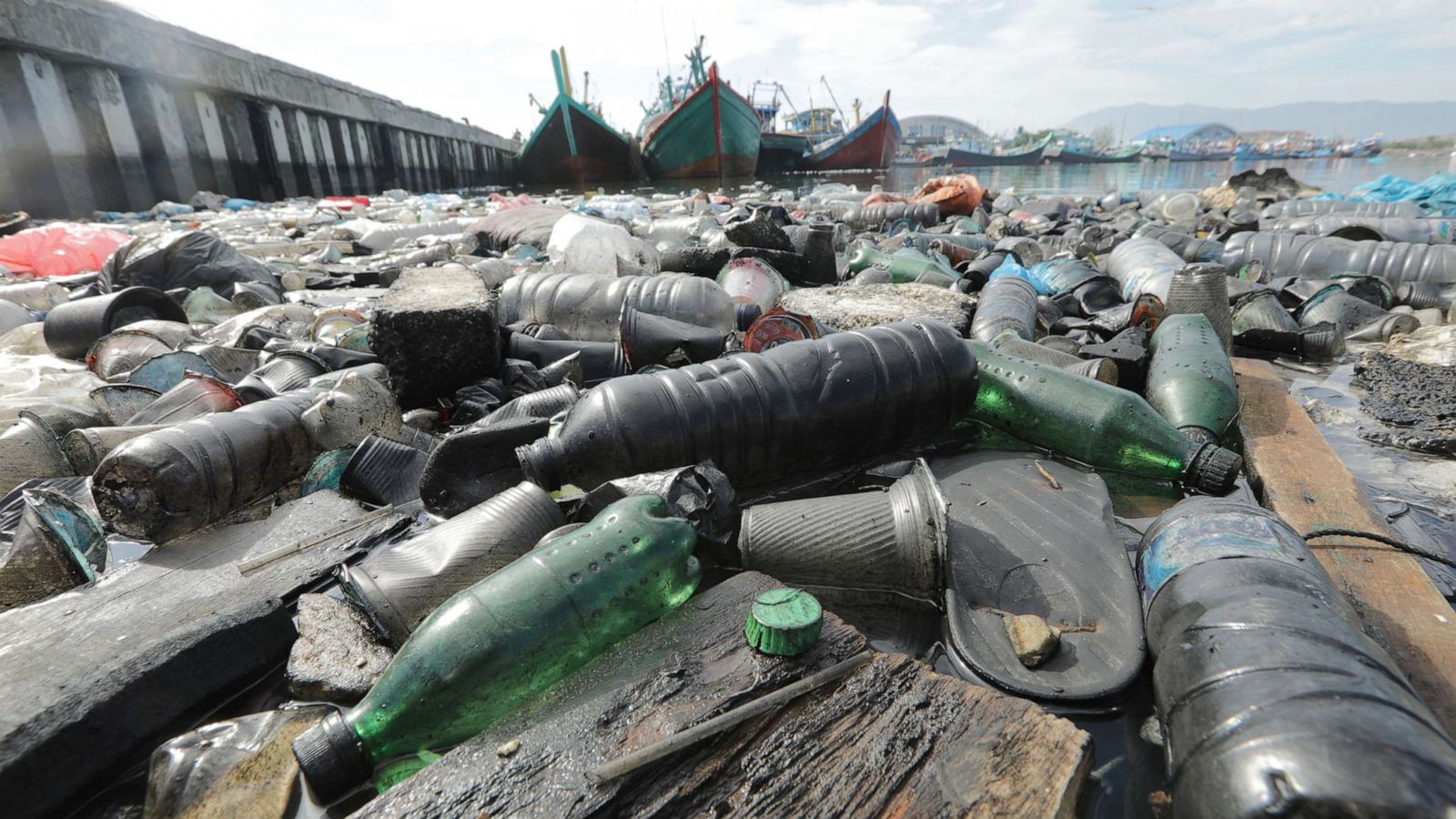 https://s.abcnews.com/images/Business/water-bottle-pollution-ss-jt-190925_hpMain_16x9_1600.jpg