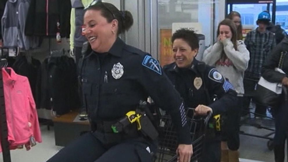 PHOTO: Cops in Cape Cod, Mass. treat needy kids to lunch, gift cards in the spirit of the holiday season, Dec. 10, 2014. 