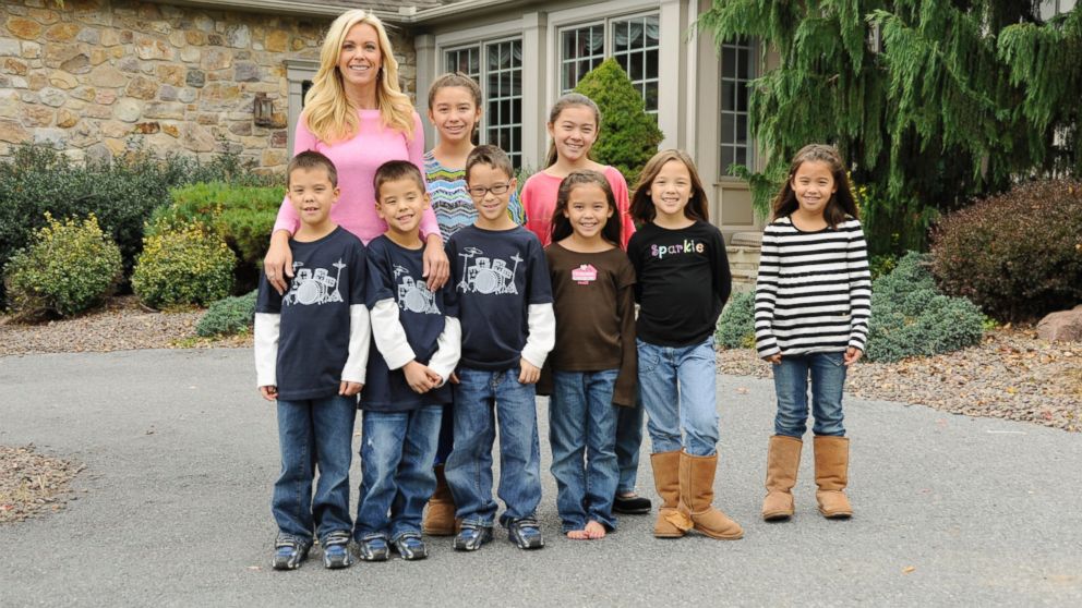 PHOTO: Kate Gosselin with her eight children on an episode of  "Celebrity Wife Swap" that aired Feb. 26, 2013.