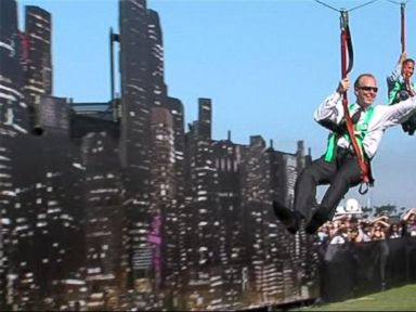 VIDEO: San Diego Mayor Kicks Off Comic Con 2015 by Zip Lining Over 'Gotham'