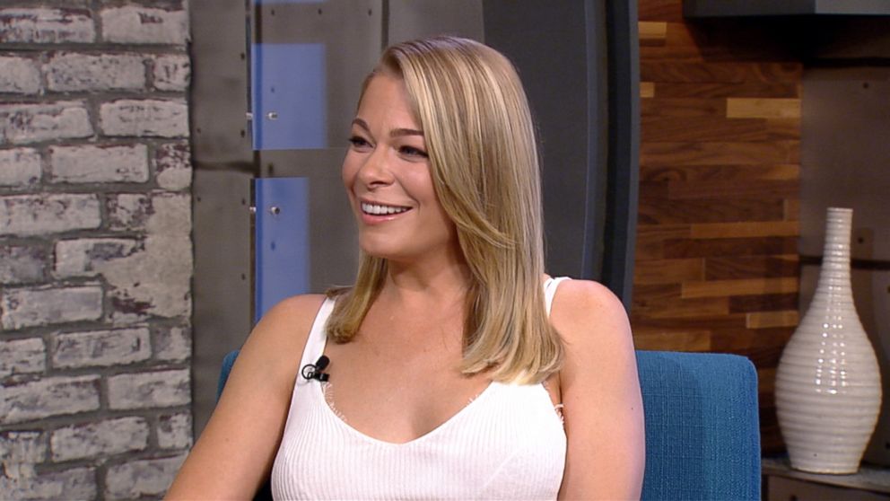LeAnn Rimes: No Bra, No Problem — Singer Lets It All Hang Out On GMA –  Hollywood Life