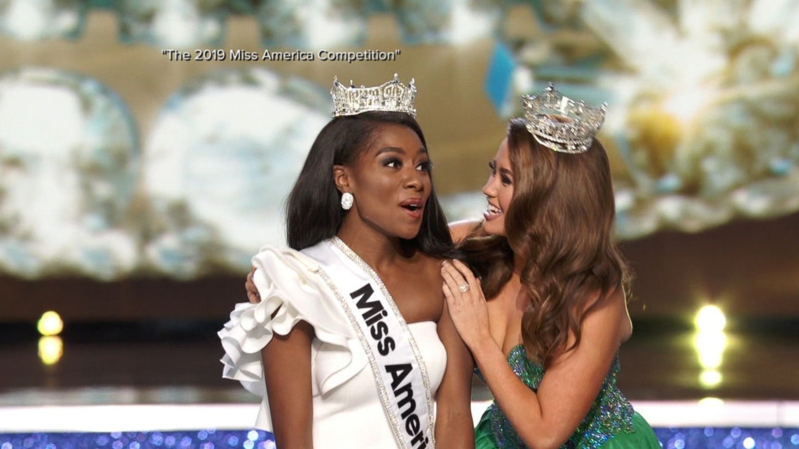 Miss america песня. Мисс Нью Йорк 2021. Мисс новый год цензура. Лаурал Барретт Мисс новая Зеландия 2007. Саманта Мак Кланг Мисс новая Зеландия.