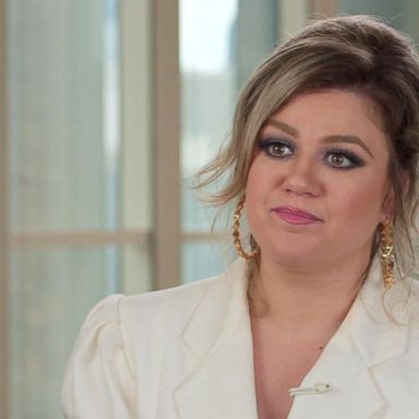 VIDEO: Kelly Clarkson's favorite singer Aretha Franklin taught her 'it's OK to cry'