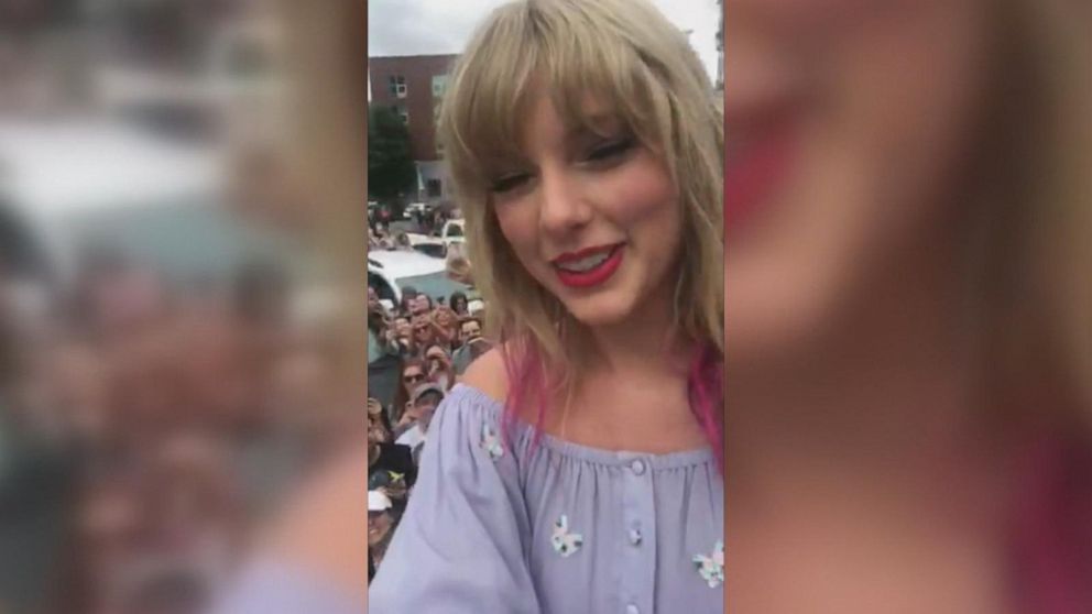 Taylor Swift Surprises Fans In Front Of Mysterious Nashville Mural