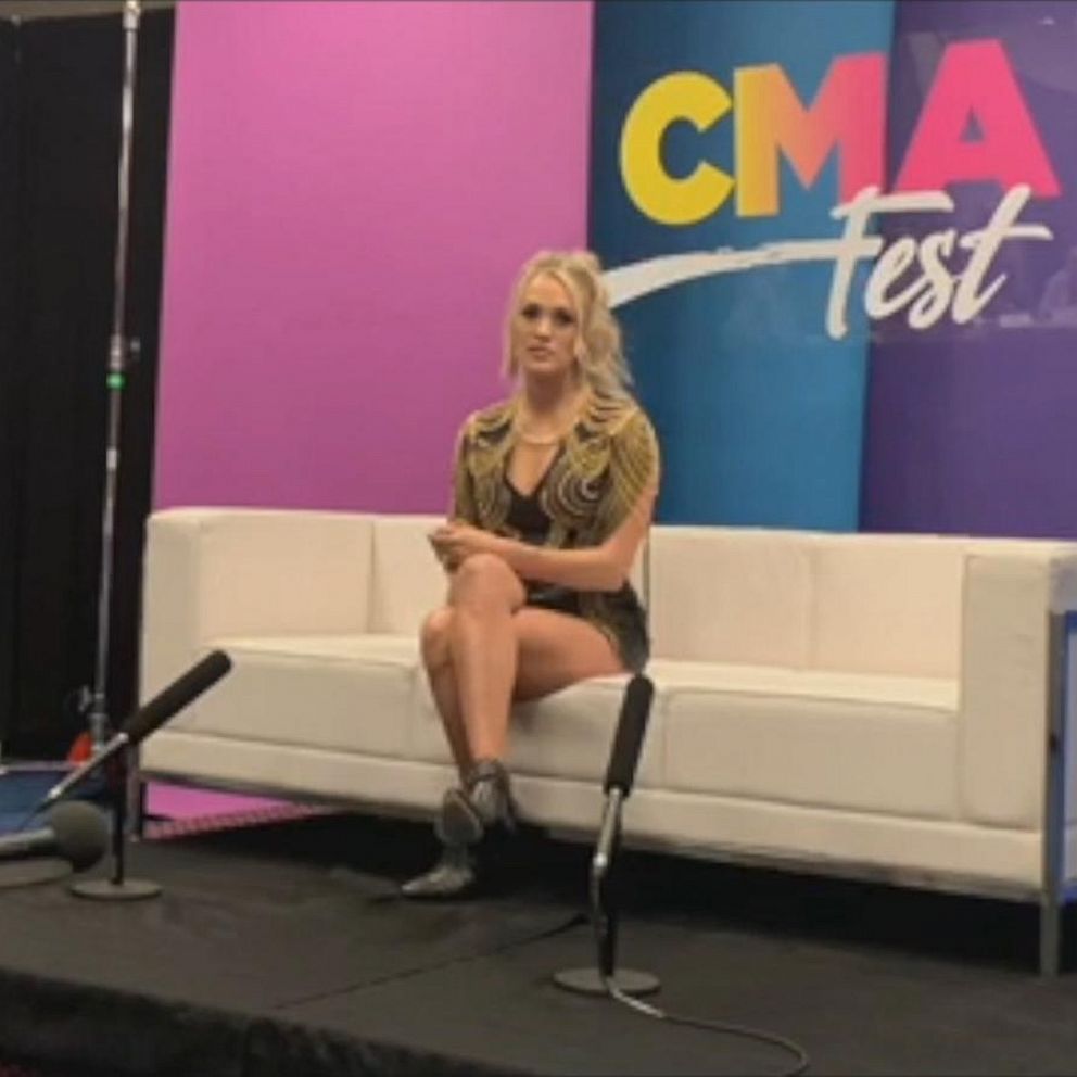 Popoholic » Blog Archive » Carrie Underwood Gets Leggy In Pink