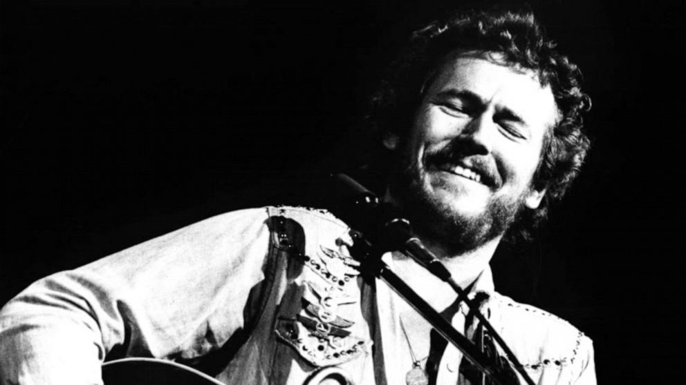 Video Canadian Singer Songwriter Gordon Lightfoot Dies At 84 Abc News