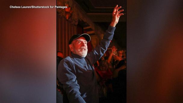 Neil Diamond surprises fans with rare appearance at sold-out show