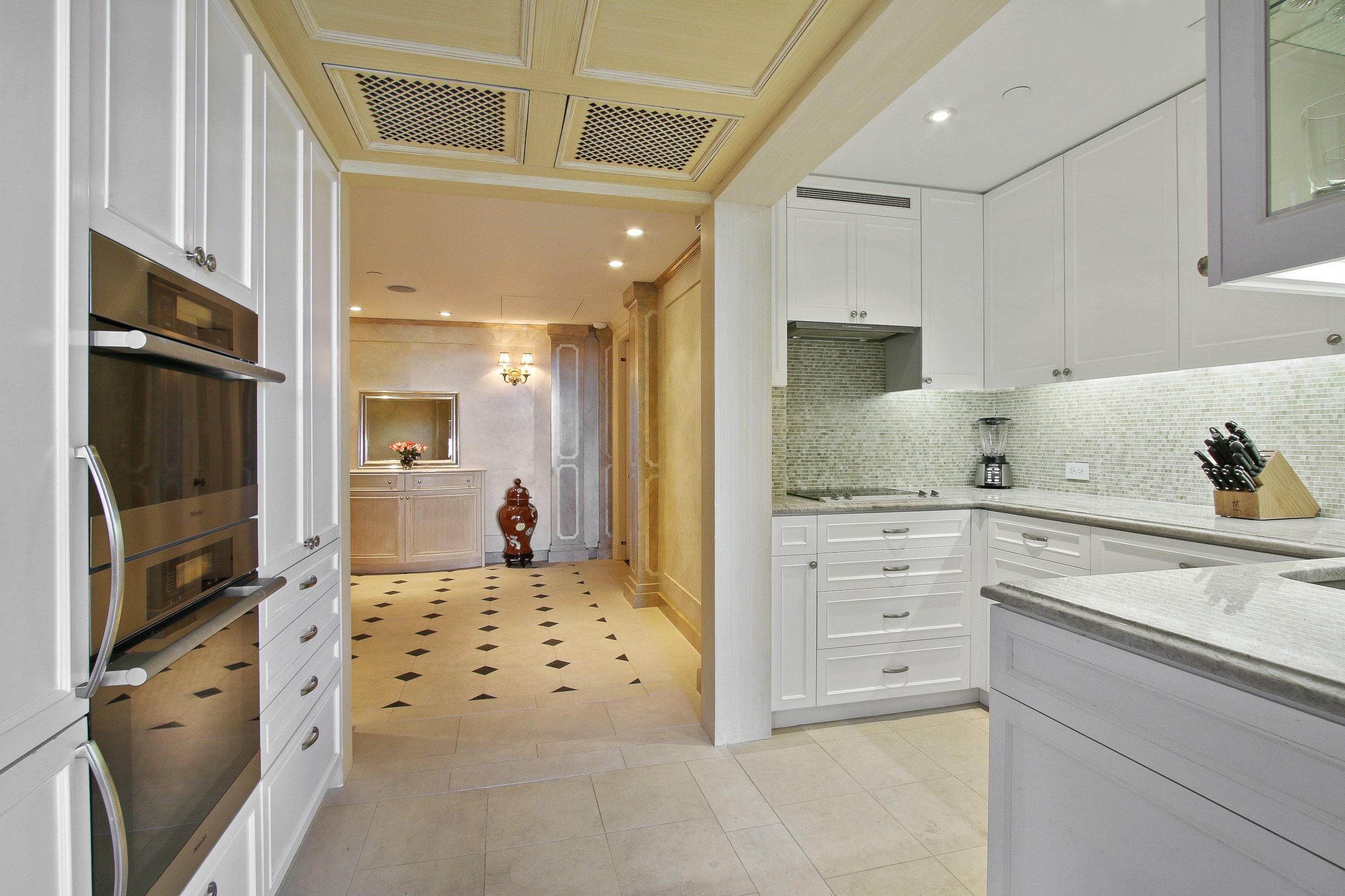 https://s.abcnews.com/images/Entertainment/2_160CentralParkSouth_5_Kitchen_HiRes_1.jpg