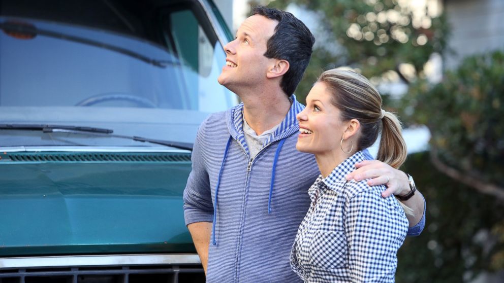 Scott Weinger and Candace Cameron Bure appear on the TV show "The Neighbors."