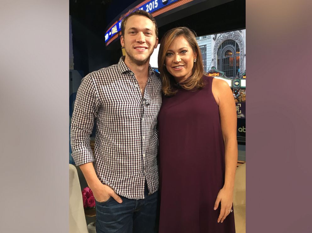 PHOTO: Phillip Phillips surprises superfan Ginger Zee in the GMA studio, Nov. 13, 2015.