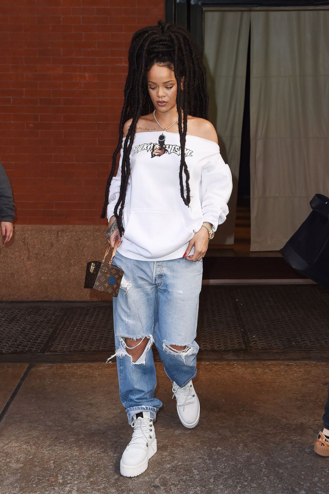 Rihanna Shows Off a New Look Picture | Rihanna: Through the Years - ABC ...
