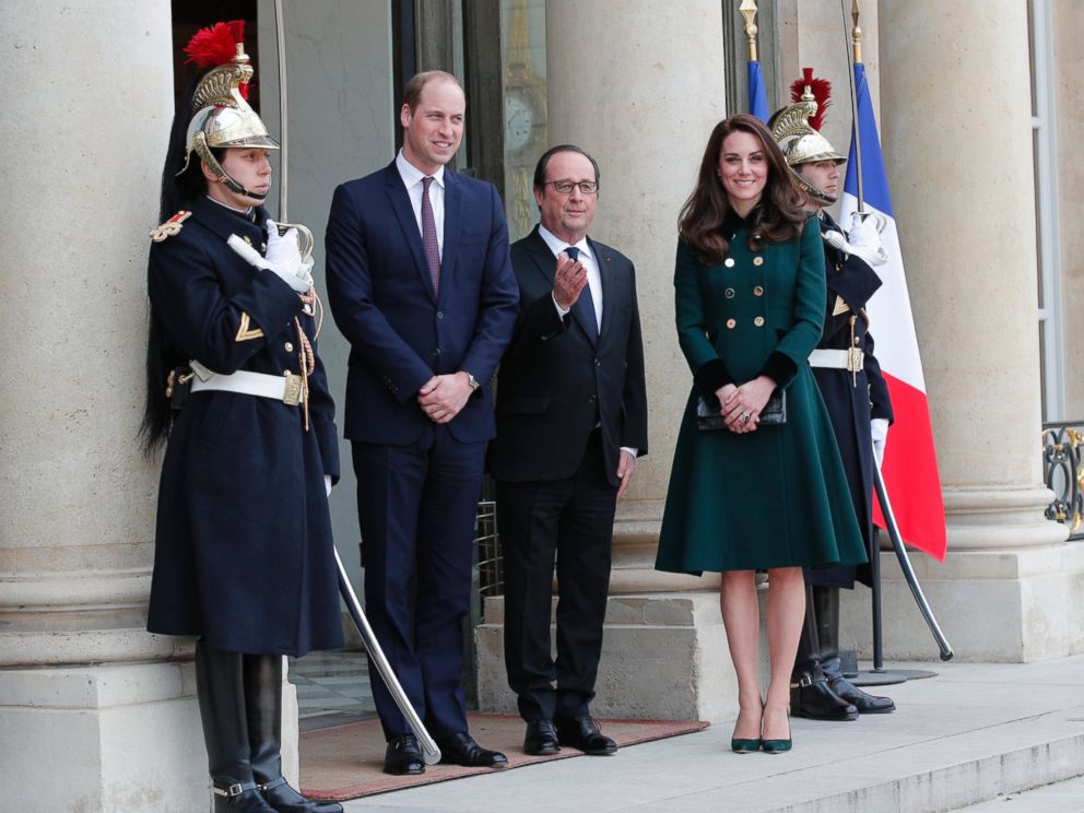 PHOTO: French President Francois Hollande, center, welcomes Prince William with Kate, Duchess of Cambridge at the Elysee Palace in Paris, March 17, 2017.